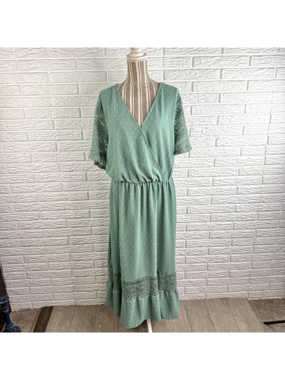 BloomChic Mint Green Swiss Dot Maxi Dress V-Neckline Lace Trim Size 26 NWT
